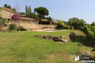 Villa to buy in village centre Costa Brava