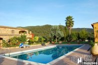 Rural villa with private pool for sale