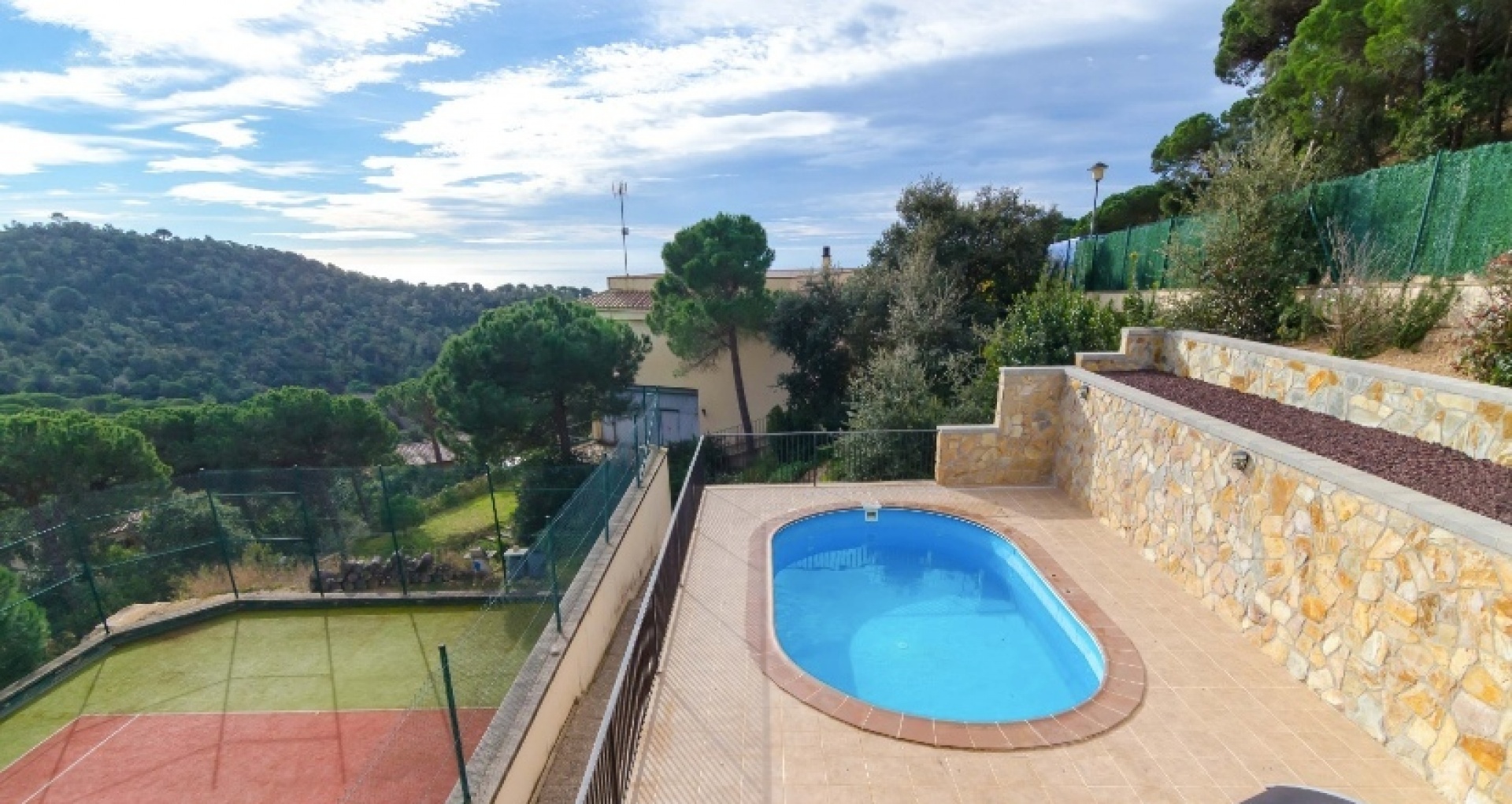 Sea view holiday home for sale with private pool and tennis court