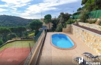 Sea view holiday home for sale with private pool and tennis court